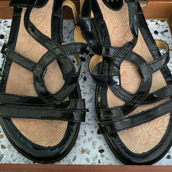 b.o.c. Born Concepts black patent strappy sandals 8M - Picture 5 of 8